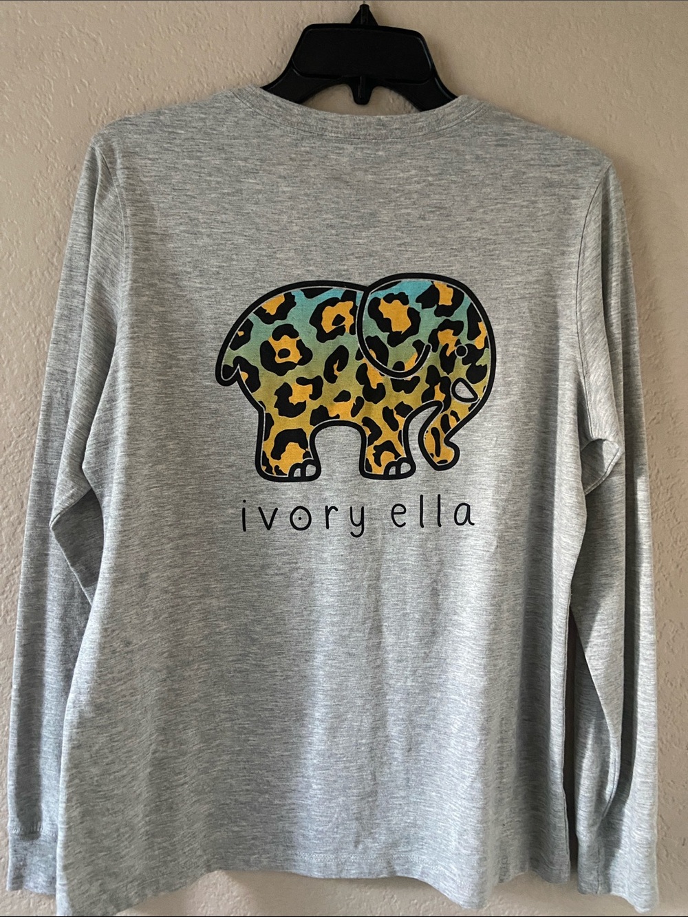 ivory ella Light Gray Pocket Tee, size M